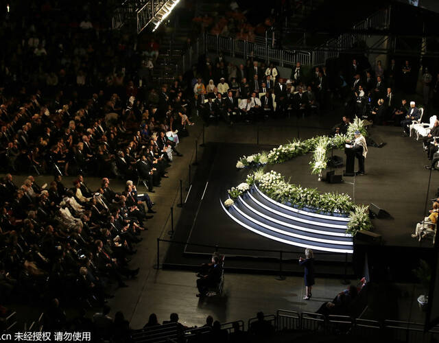 拳王阿里在家乡的葬礼画面