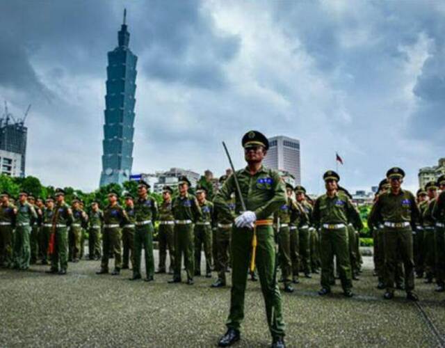 这是国民党下野之后首次举行这样的大规模活动,记者郑仲岚观看了活动