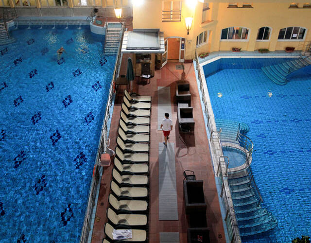 这家浴室的气氛很好,有很多治疗设备,不仅提供游泳和洗浴设施,而且