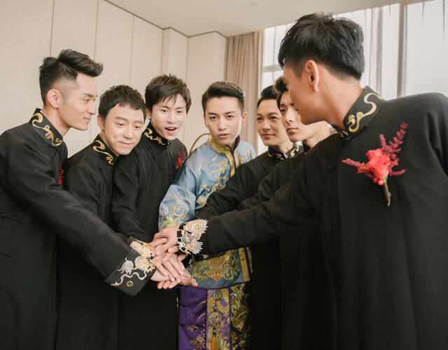 看着陈晓闭目思考答案,伴郎们个个紧张不已,一听到要受惩罚,为了好