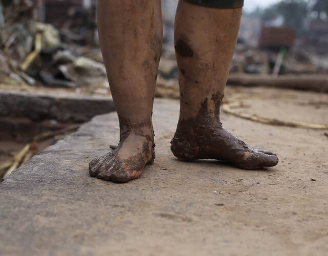 在寻找过程中,高麦英的鞋子掉了,但她坚持赤脚继续寻找.