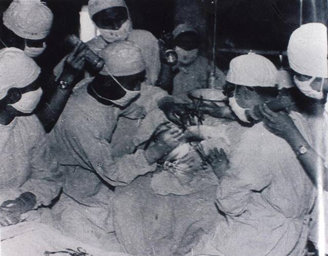 唐山地震后,解放军在救助伤员. 视觉中国