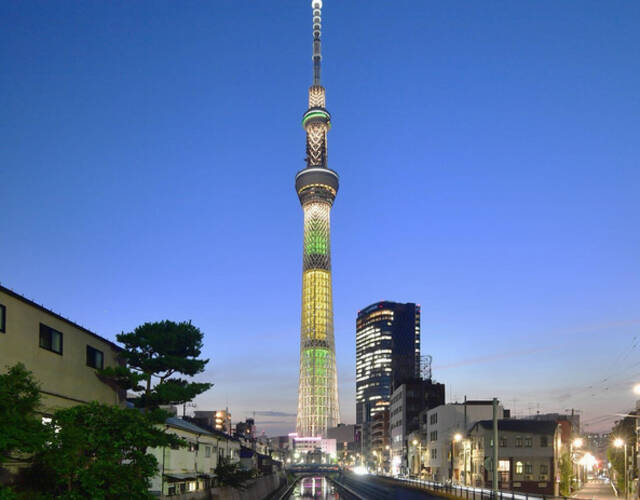 日本东京晴空塔点亮巴西国旗配色灯光.