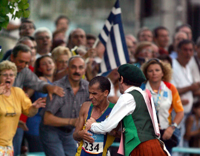 利马在最后6公里时还领先其他选手,爱尔兰前神父科·霍兰突然闯入赛道