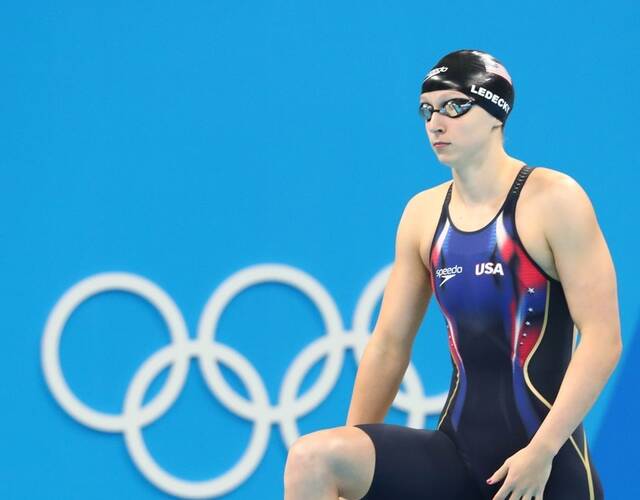 美国游泳运动员莱德基破纪录夺冠,赢得自己在本届奥运会上的第四金