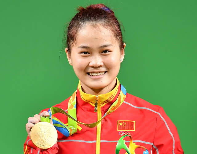 里约奥运会女子举重63公斤级决赛,邓薇破世界记录夺得金牌!