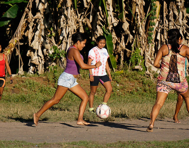 两个美女踢足球图片