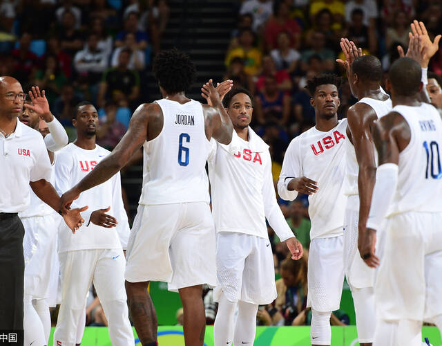 梦之队庆祝胜利