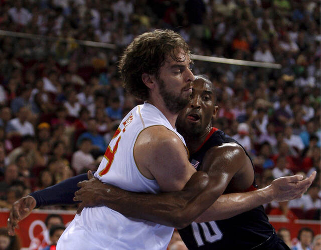 2008年奥运会男篮决赛,科比加索尔比赛中拥抱防守.