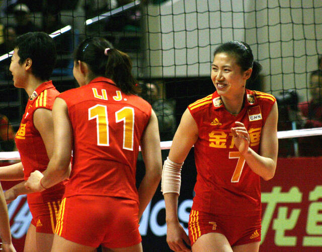 古巴女排取得奥运年开门红,中国女排7号周苏红与队友用笑容默契回应