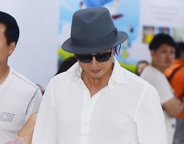 裴勇俊朴秀珍低调现身 娇妻挺孕肚身材仍纤瘦