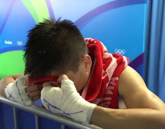 吕斌赛后充满不舍,失落的他哭着从拳台上走下来,用毛巾盖住自己号啕