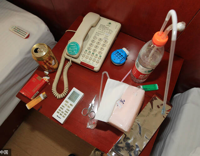 毒贩随身携带的吸毒工具.