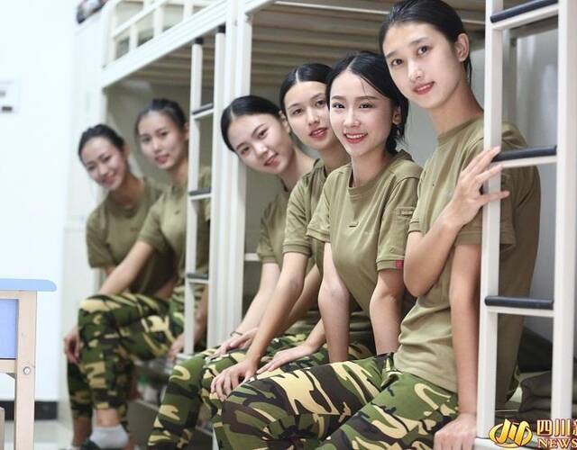 六姐妹在宿舍合照.