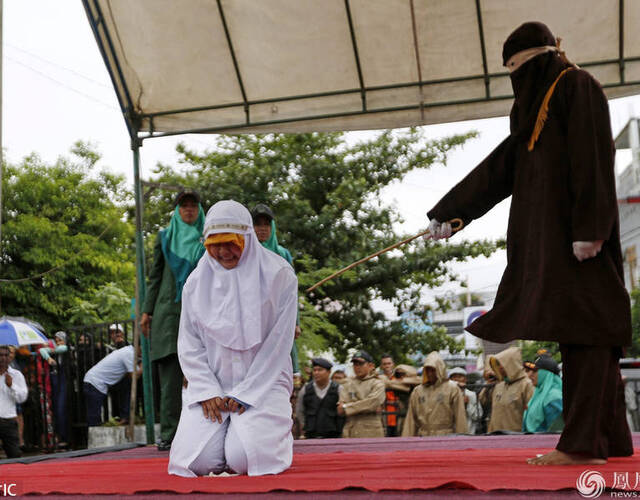 当地时间2016年10月17日,印尼亚齐省班达亚齐市,7对亚齐人情侣因为