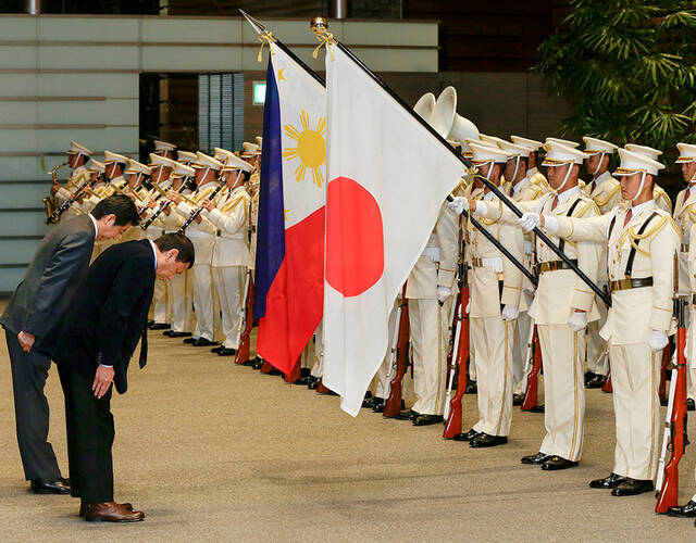 正在日本访问的菲律宾总统杜特尔特26日与日本首相安倍晋三在首相官邸