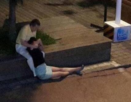 网友"青岛的吃货"发帖爆料称,夜间的青岛奥帆中心情人坝,一位醉酒女子