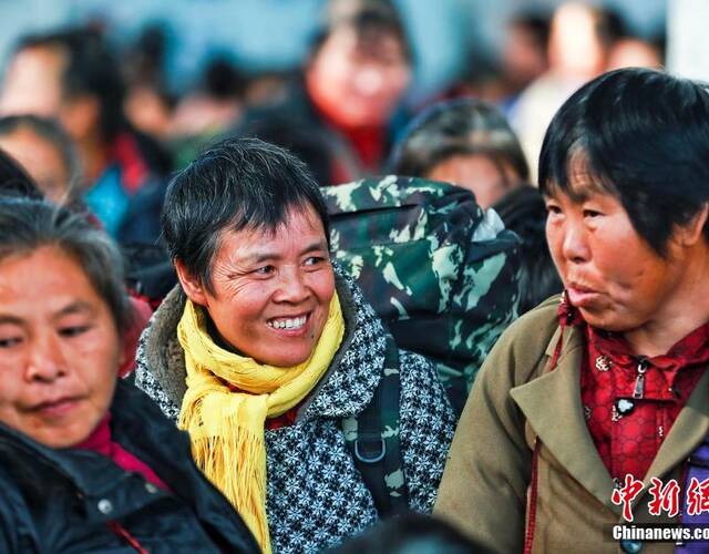 图为返乡农民工.