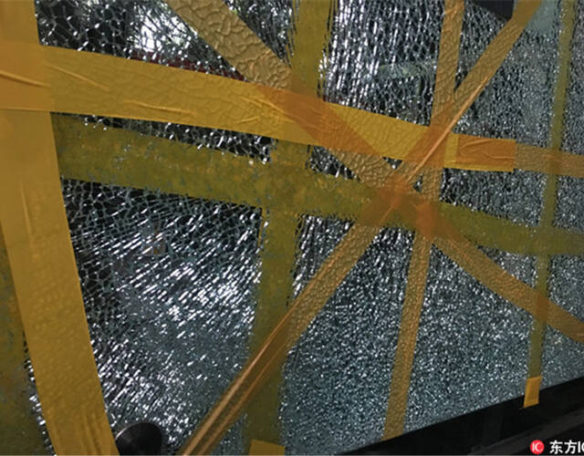 深圳地铁出口玻璃碎裂 仅用胶纸粘贴