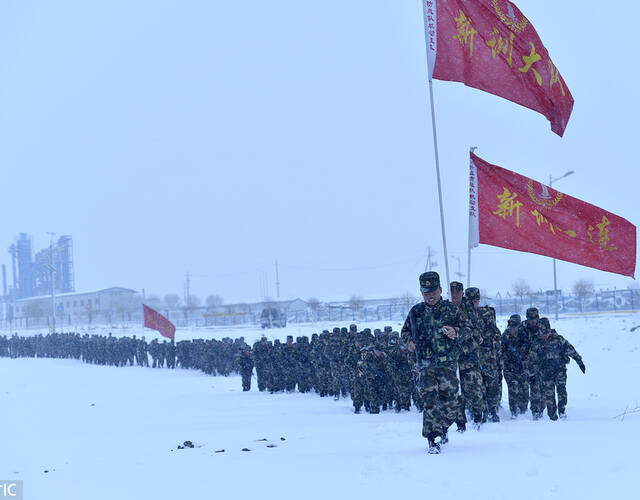 新疆武警雪中拉练照