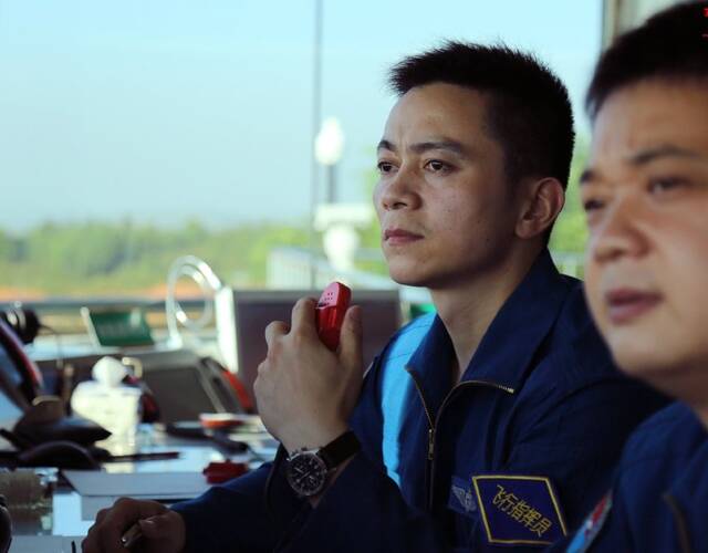 刘锐(左)在塔台进行飞行指挥.