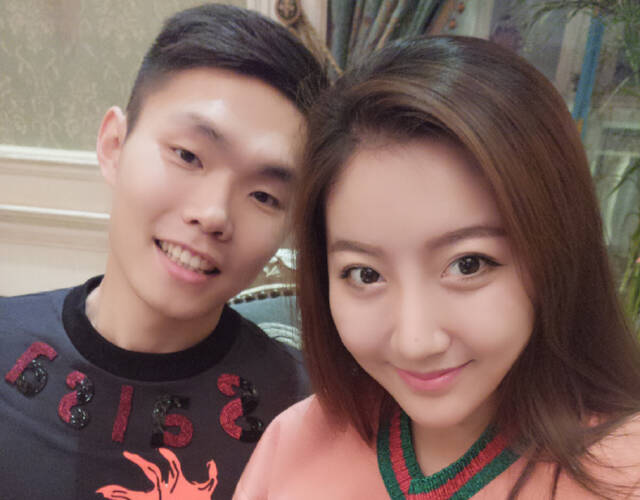 王上源为女友庆生 拥吻比心秀恩爱