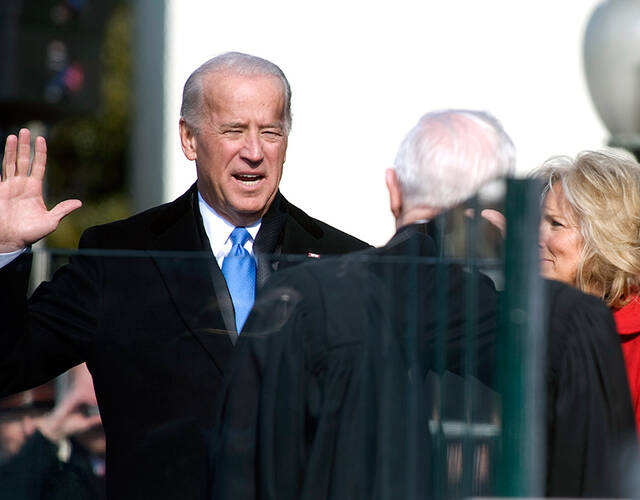 图为拜登就职副总统宣誓仪式.