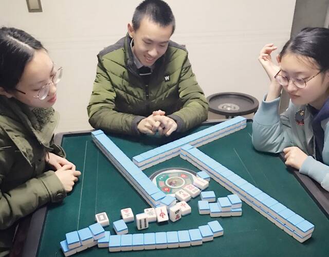 1月30日,蹦床奥运冠军何雯娜在微博晒出一组大年初二的照片,照片中