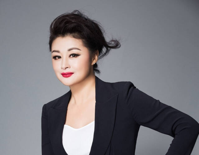 赵本山小姨子于月仙晒写真 年过四十依旧美如花