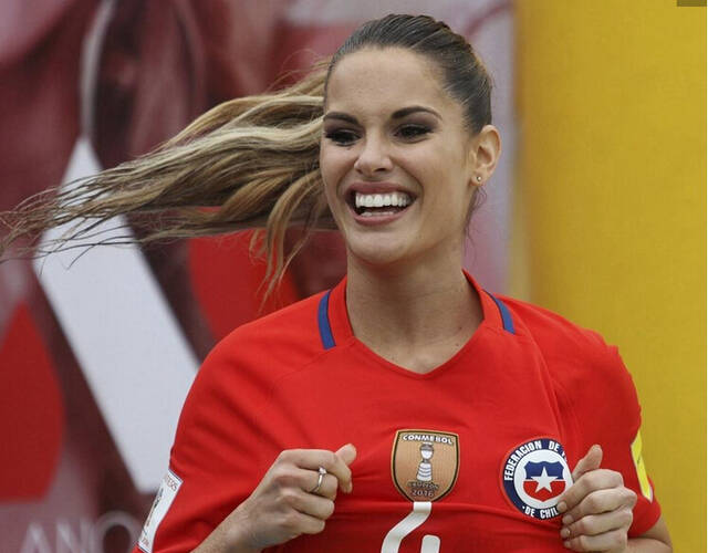 智利水上足球赛邀约众美女参加,性感湿身上演肉体碰撞.