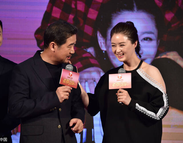"康熙""华妃"首合作 张国立蒋欣亲密热聊好熟络