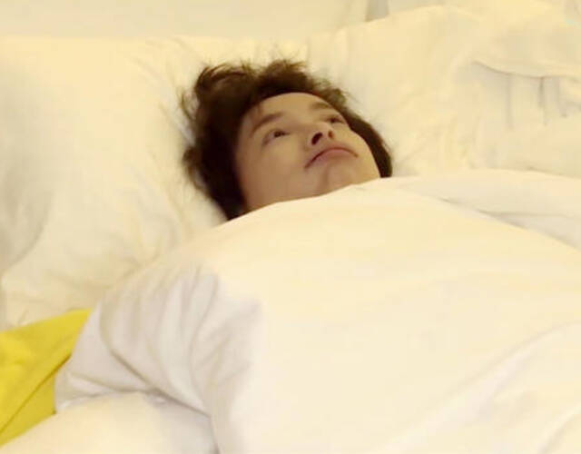 照片中,吴昕坐在床上一副睡眼朦胧的样子,有网友指出,素颜的吴昕简直