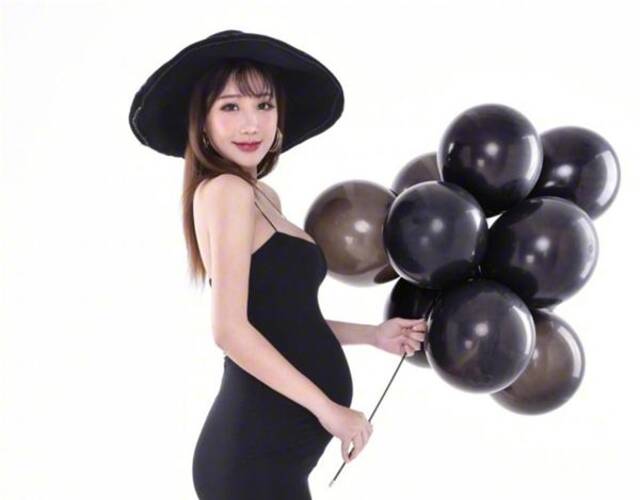 申花悍将美妻孕期依然性感 拍绝美写真