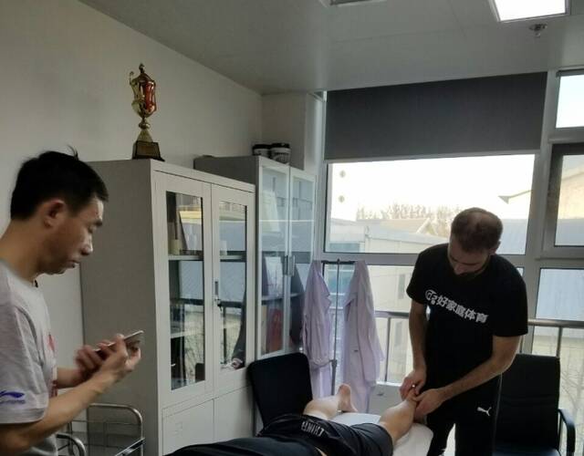 张继科主管教练开微博 晒爱徒检查照