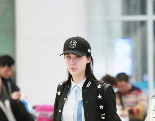 真是人逢喜事精神爽,赢了官司的田朴珺和朋友现身机场,尽管航班延误