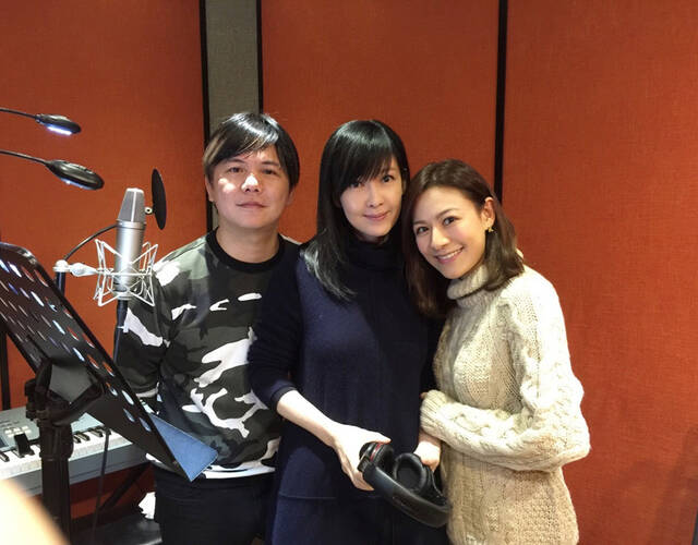 50岁周慧敏为好友献声 冻龄玉女依旧肤白貌美