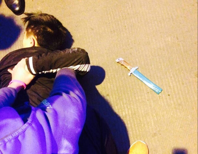 男子在体育学院门口持刀抢劫 被学生制服在地