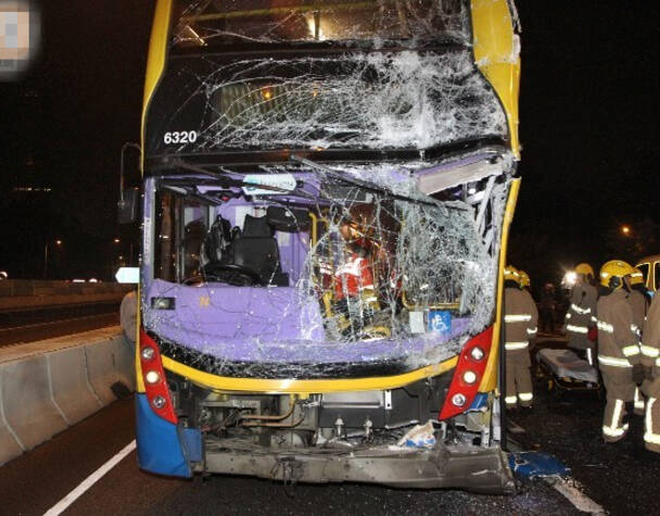 香港元朗公路三车相撞 至少70人受伤