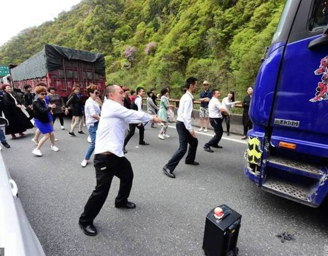 西安高速公路堵车 乘客们下车尬起舞