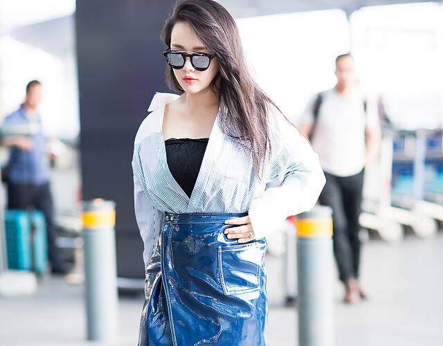 冉莹颖漆皮裙勒出小蛮腰 更显身材丰腴