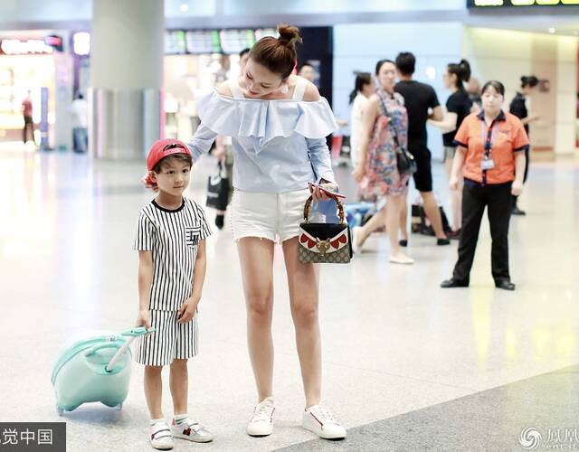 2017年6月3日,北京,叶一茜和儿子"小亮仔"田宸羽现身首都机场.