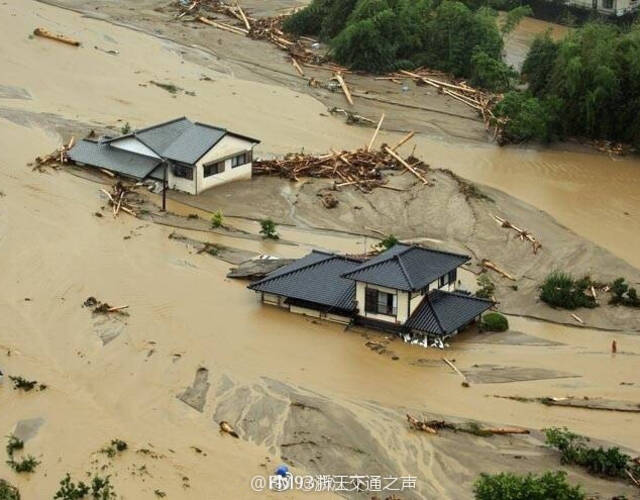 日本暴雨創紀錄 橋塌路斷汽車泡水