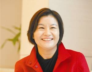 由于在手表玻璃加工厂受到排挤,1993年周群飞和家人一起创业,做行丝网