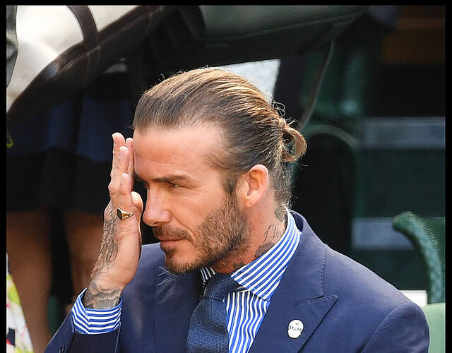 小贝带68岁老妈看网球 母子表情神同步