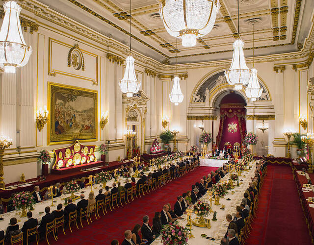 西班牙王妃戴皇冠高贵优雅 与英国女王上演"最萌身高差"