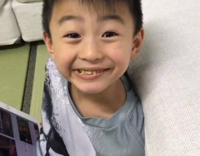 哥哥lucas听到妈妈说要去买冰激凌,变身表情帝.