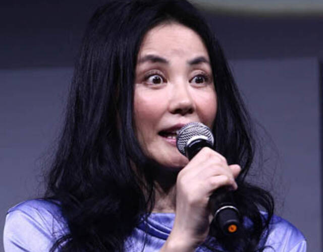 一改高冷当台边开怀笑边提拉下滑的裙子,一会瞪大眼秀表情包,一会甩发