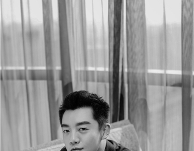 郑恺黑白写真质感有范儿 网友:手机壁纸该换了