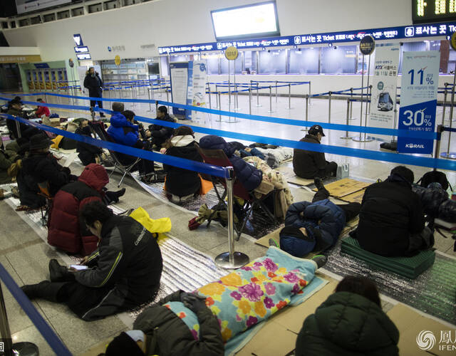 首尔火车站人山人海,民众排队购买火车票场面火爆,不少人通宵排队买票