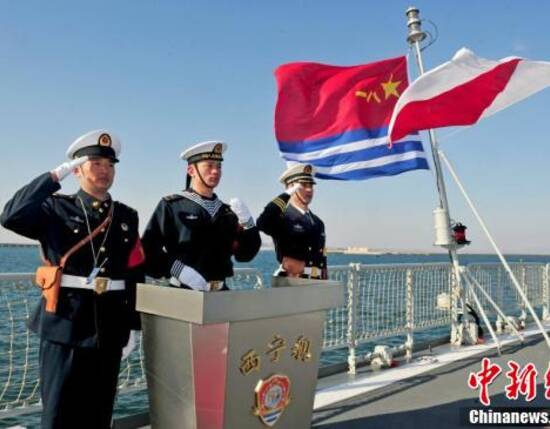 1月22日上午,新型导弹驱逐舰西宁舰入列命名授旗仪式,在北海舰队某